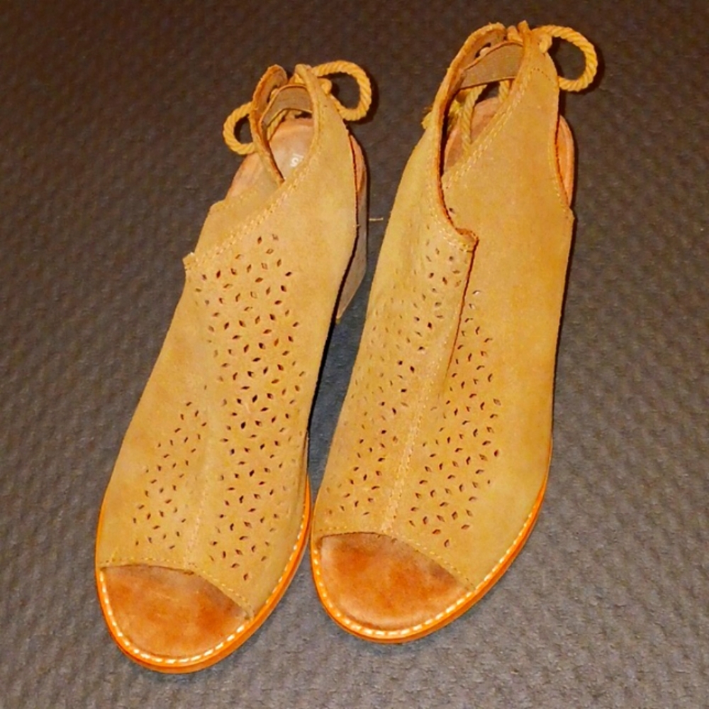 Toms Peek a boo heels Tan color suede is the material 6.5 size